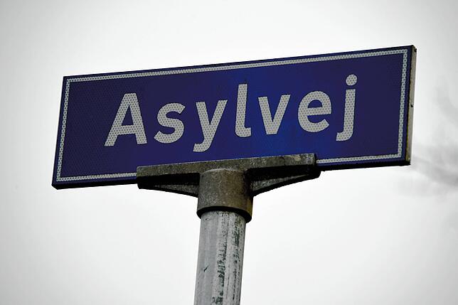 Das Straßenschild „Asylvej“ (Asylweg) im dänischen Sønderborg in der Nähe des Asylcenters.
