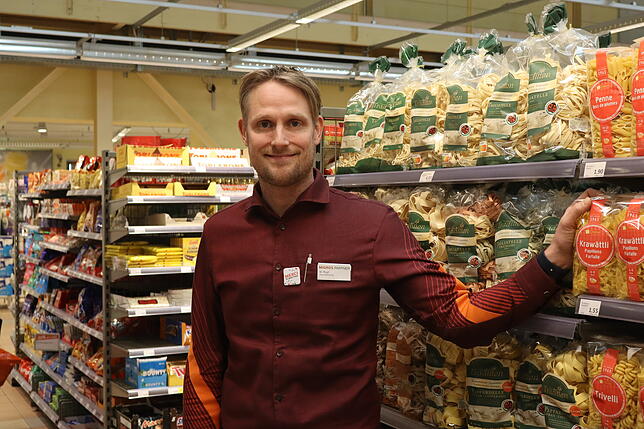 Martin Rupf ist der Geschäftsführer des Supermarkts Migros Partner in Ramsen. Außerdem betreut er eine Migrol Tankstelle. Deutsche ...