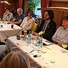 Beim Grünen Tisch im Adler in Menningen-Leitishofen berichtet Johannes Kretschmann (Zweiter von rechts), Fraktionssprecher von Bündnis ...