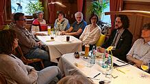 Beim Grünen Tisch im Adler in Menningen-Leitishofen berichtet Johannes Kretschmann (Zweiter von rechts), Fraktionssprecher von Bündnis ...