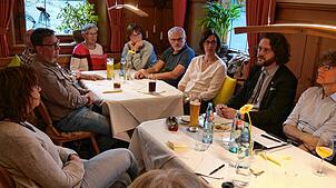 Beim Grünen Tisch im Adler in Menningen-Leitishofen berichtet Johannes Kretschmann (Zweiter von rechts), Fraktionssprecher von Bündnis ...