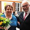 Der Vorsitzende Gerhard Hentzel und die Dirigentin Birgit Rogg freuen sich, dass trotz Corona keine Sänger aus dem Männerchor ...
