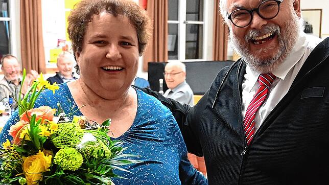 Der Vorsitzende Gerhard Hentzel und die Dirigentin Birgit Rogg freuen sich, dass trotz Corona keine Sänger aus dem Männerchor ...