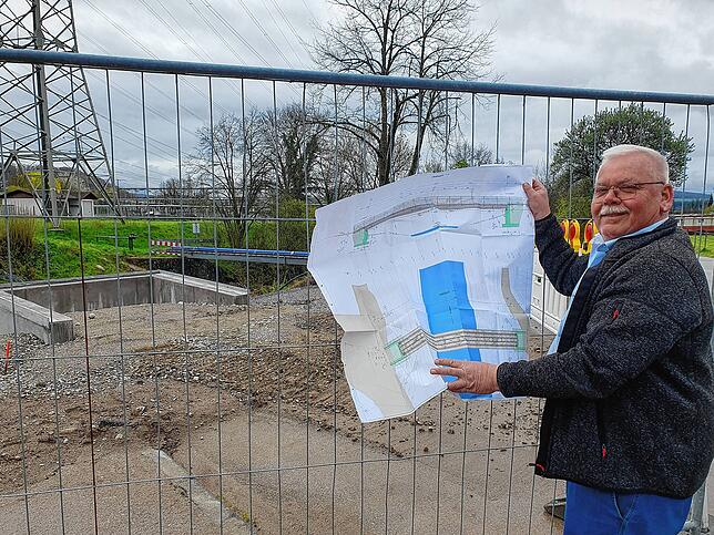 Theo Merz zeigt vor Ort den Plan für die neue Schlüchtbrücke. Weil bislang kein Unternehmen gefunden werden konnte, das den sogenannten ...
