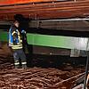 Jürgen Schmidt von der Feuerwehr Wolterdingen prüft im Spänebunker des Sägewerks Schmiederer, ob keine weitere Rauchentwicklung zu ...