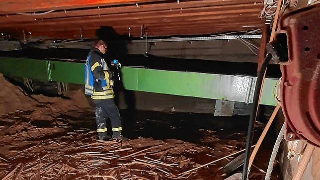 Jürgen Schmidt von der Feuerwehr Wolterdingen prüft im Spänebunker des Sägewerks Schmiederer, ob keine weitere Rauchentwicklung zu ...