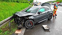 Auf Höhe der Rastanlage Hegau kam es am Montagorgen zu einem schweren Unfall mit zwei Verletzten und hohem Sachschaden.