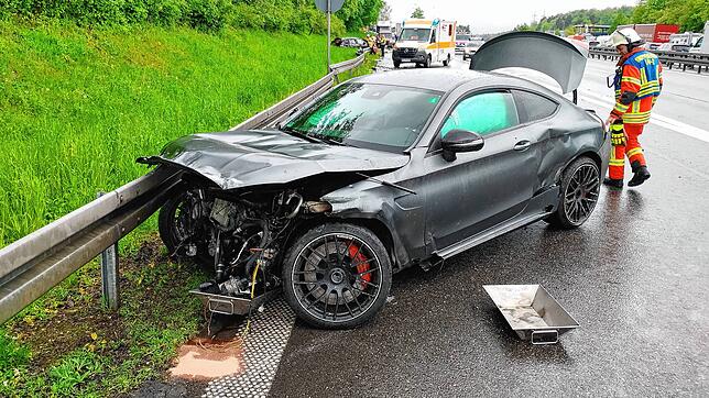 Auf Höhe der Rastanlage Hegau kam es am Montagorgen zu einem schweren Unfall mit zwei Verletzten und hohem Sachschaden.