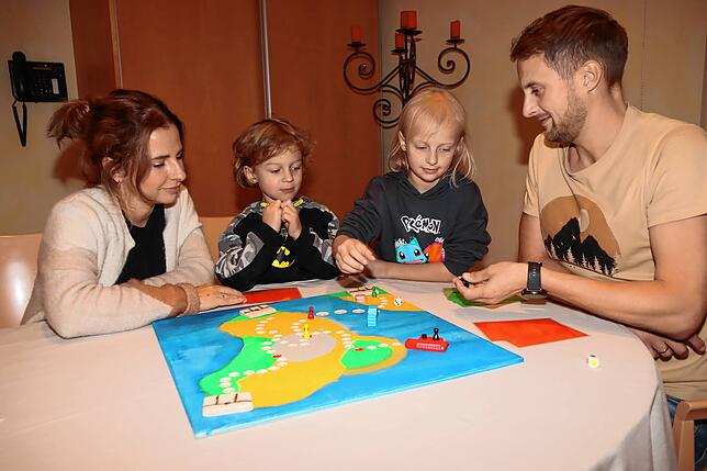 Während der Reha in der Nachsorgeklinik Tannheim ist die achtjährige June (zweite von links) unter die Spieleerfinder gegangen. ...