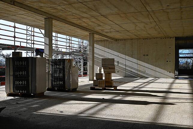Auf allen fünf Stockwerken liegen die Steine schon bereit. Nach Abschluss der Betonarbeiten werden die nicht tragenden Wände gemauert.
