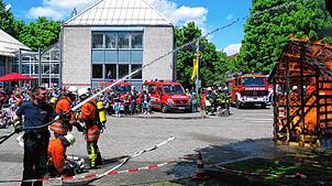 Feuerwehrmann Stephan Großmann (links) ist als erster vor Ort, um den Brand eines Holzschuppens per Löschangriff zu bekämpfen. Fotos: ...