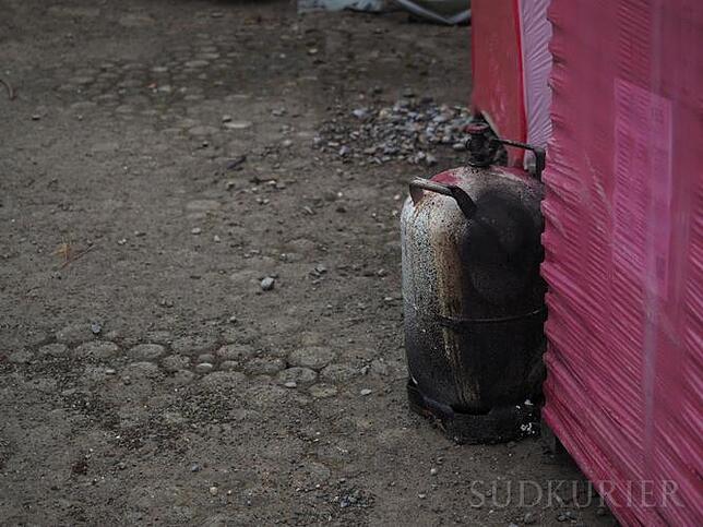 Die Gasflasche, vermutlich von den Bauarbeitern auf dem Dach des Anbaus, ist zum Glück nicht explodiert.