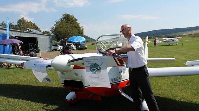 Bürgermeisterstellvertreter Matthias Fischer tauft im August 2016 das neue, wesentlich geräuschärmere Motorsegelflugzeug des ...