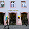 ARCHIV – 19.09.2006, Baden-Württemberg, Konstanz: Ein Mann läuft am Stadttheater vorbei. (zu dpa: «Streit um Theatertage – Nix ...