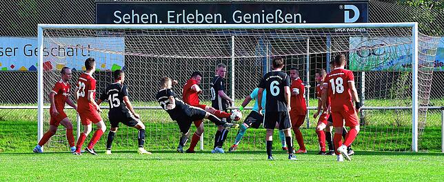 Bild 6: FC Wallbach dreht die Partie und gewinnt mit 3:2 gegen den FC RW Weilheim &ndash; und wir haben die Bilder!