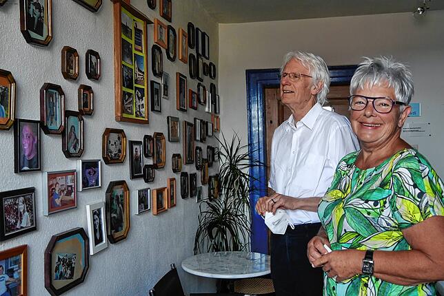 Peter Stengele und Renate Walk betrachten die Foto-Galerie im Klösterle, die von den vielen Aktivitäten in der Begegnungsstätte seit ...