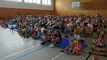 Zahlreiche Zuschauer verfolgen in der Turnhalle die Musical-Aufführung der Schülerinnen und Schüler der Wildensteinschule. Bilder: ...