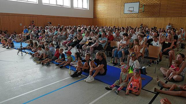 Zahlreiche Zuschauer verfolgen in der Turnhalle die Musical-Aufführung der Schülerinnen und Schüler der Wildensteinschule. Bilder: ...