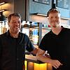 Andreas Hägele (links) und sein Sohn Jan Hägele betreiben den Vitaminmarkt in Hilzingen. Im Bild stehen sie vor dem Gastrobereich.