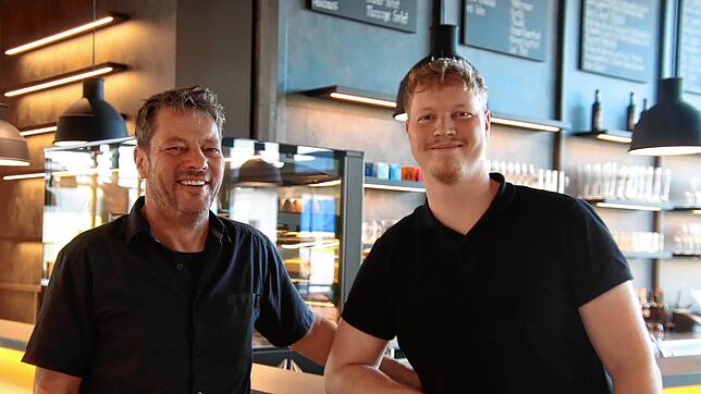 Andreas Hägele (links) und sein Sohn Jan Hägele betreiben den Vitaminmarkt in Hilzingen. Im Bild stehen sie vor dem Gastrobereich.