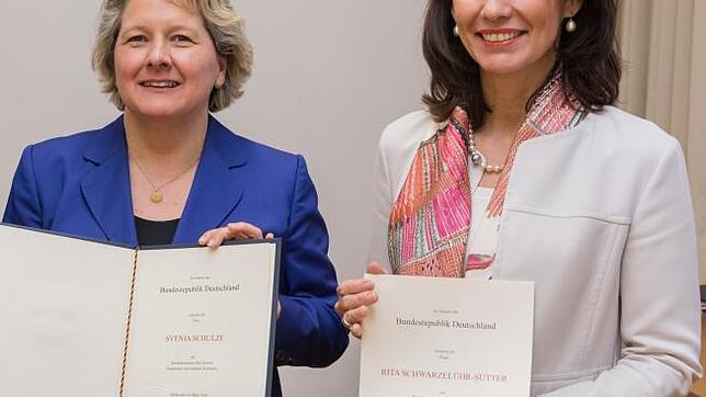 Ernennung: Bundesumweltministerin Swenja Schulze (links) überreicht ihrer Parlamentarischen Staatssekretärin Rita Schwarzelühr-Sutter ...