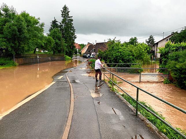 Der Dorfbach in Sumpfohren wird binnen Minuten zu einem gurgelnden braune Fluss.