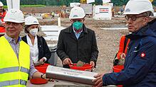 Projektleiter Thorsten Stolpe, Regierungspräsidentin Bärbel Schäfer, Gesundheitsminister Manfred Lucha und Klinik-Geschäftsführer Armin ...