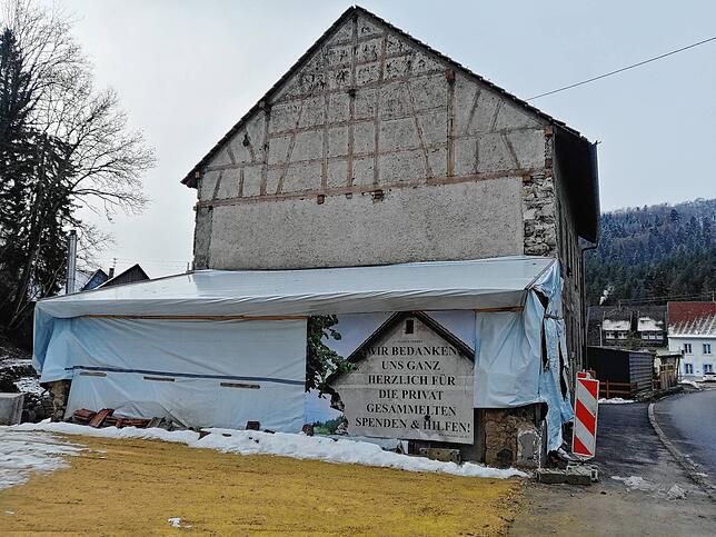 Mit einem Transparent an der Ruine der Gebäudehälfte möchte sich die Familie Perera bei allen Spendern bedanken.