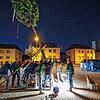 Statt Hemdglonker: Narrenbaumstellen vor dem Froschenbrunnen in Radolfzell.