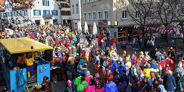 Die Stadt ist rappelvoll. Hier ein Blick von der Burg der Les Filous auf die Wessenbergstrasse in Richtung Hofhalde.