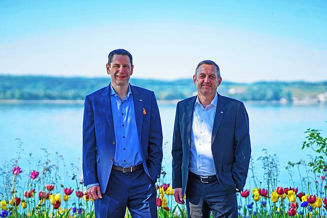 Das Vorstandsteam der Volksbank Überlingen: Vorstandsvorsitzender Andreas Tyrra (rechts) und Markus Ott.