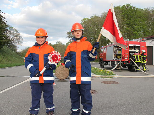 Josephine Fritz (links) und Noah Mauz sind noch ganz am Anfang ihrer Karriere bei der Feuerwehr. Sie wollen in die Fußstapfen ihrer ...