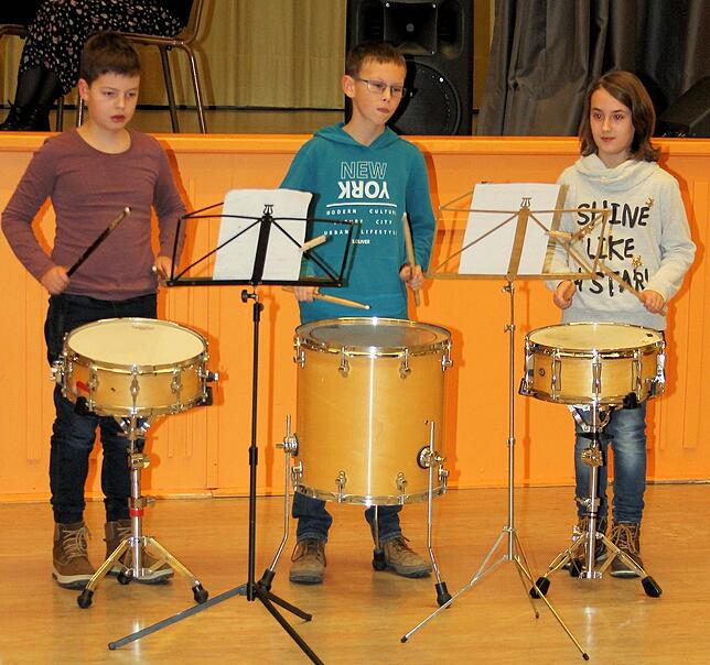 Lennard Bader (von links), Dominik Gut und Stella Fricker spielten den Schlagzeugpart zu „Jingle Bells“ ein.
