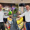 Der Villinger Apotheker Marc Thiel (links) gibt zum 1. Juli drei seiner vier Filialen an Christoph Behrendt aus Hamburg ab. Der neue ...