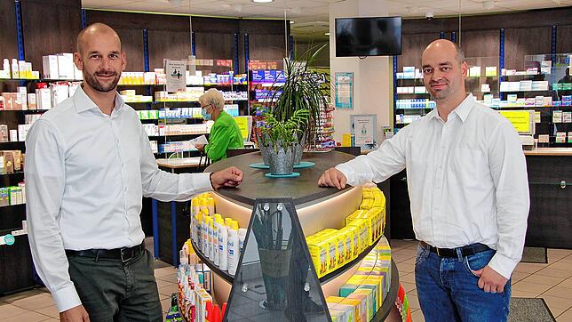 Der Villinger Apotheker Marc Thiel (links) gibt zum 1. Juli drei seiner vier Filialen an Christoph Behrendt aus Hamburg ab. Der neue ...