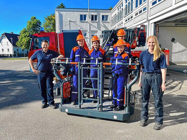 Jugendleiter Denis Reich mit Marie Heizmann, Karina Mirsu, Helena Böhm, Paula Hitrec und Jugendleiterin Laura Schneider vor dem ...