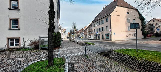 Blick vom Stadttor in Richtung Hüfinger Innenstadt und Stadtkirche. Im Vordergrund ist die Parkplatzzufahrt zu sehen.