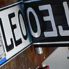 Ein neues Autokennzeichen mit dem alten Ortskürzel LEO für Leonberg kommt in Leonberg aus einer Maschine.