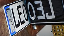 Ein neues Autokennzeichen mit dem alten Ortskürzel LEO für Leonberg kommt in Leonberg aus einer Maschine.