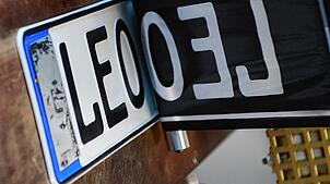 Ein neues Autokennzeichen mit dem alten Ortskürzel LEO für Leonberg kommt in Leonberg aus einer Maschine.