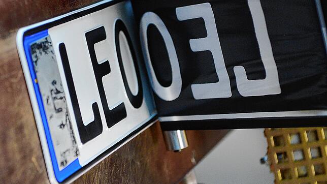 Ein neues Autokennzeichen mit dem alten Ortskürzel LEO für Leonberg kommt in Leonberg aus einer Maschine.