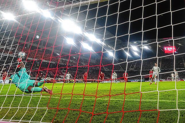 Freiburgs Torwart Noah Atubolu hält den Elfmeter von Bremens Andre Silva.