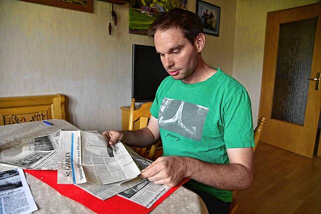 Gerhard Klausmann blättert in den Zeitungsberichten zum Brand der beiden Bauernhöfe, die 1995 zerstört wurden. Damals war der Landwirt, ...