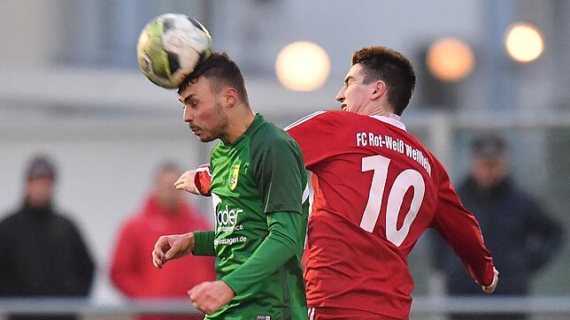 Keine Chance: Michael Emmerich (rechts, gegen Massimiliano Di Feo) unterlag mit dem FC RW Weilheim deutlich mit 0:6 beim SV Herten.