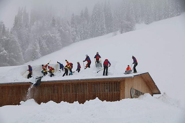 Durch die starken Schneefälle musste auch das Dach des Hotels Hubertus vom Schnee befreit werden.