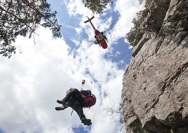 Die Bergwacht Schwarzwald übt die Rettung von Verletzten per Seilwinde und dem neuen Hubschrauber.