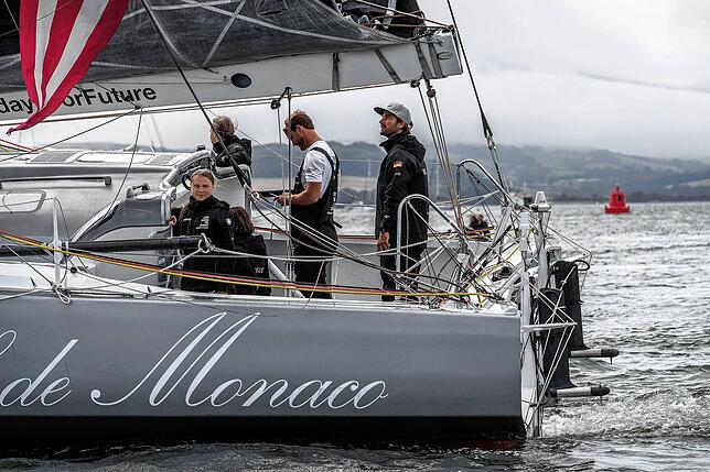 Start in Plymouth: Boris Herrmann steht hinten, vor ihm Pierre Casiraghi und die Klimaaktivistin Greta Thunberg.