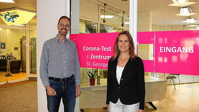 Sigrid Menzel und Guido Eichenlaub sind die Initiatoren des Testzentrums in der Marktpassage. Jetzt endet der Mietvertrag. Hier auf ...