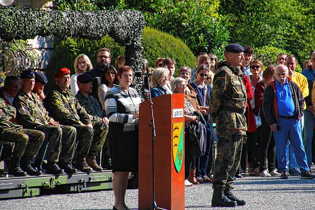 Irmtraud Wesle, Stellvertreterin des Oberbürgermeisters, rät den Soldaten, kluge und weise Entscheidungen zu treffen.