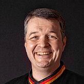 Bäckermeister Eric Stadelhofer kümmert sich nach der Arbeit in der Backstube noch um die Umsetzung der Vorschriften.